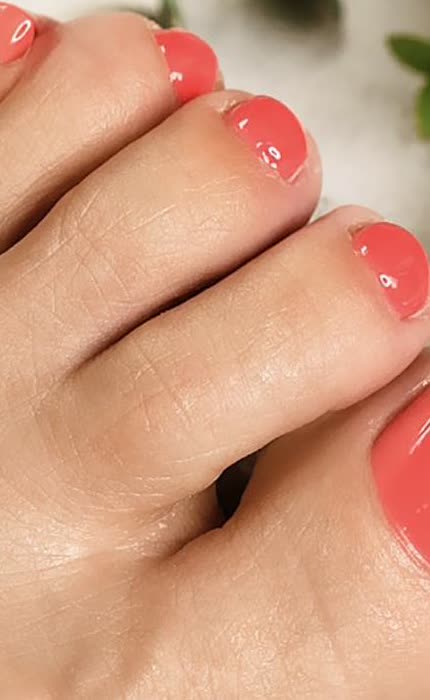 Teennagels met koraalkleurige gellak