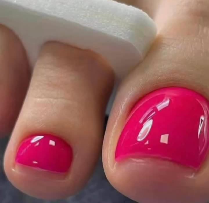 Teennagels met felroze gellak