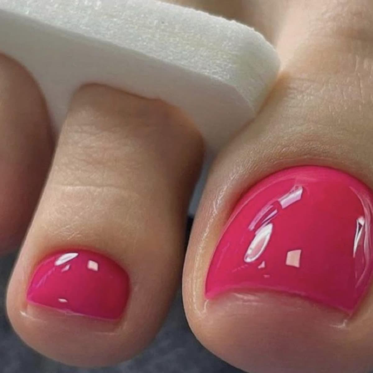 Gellak wordt aangebracht op verzorgde nagels