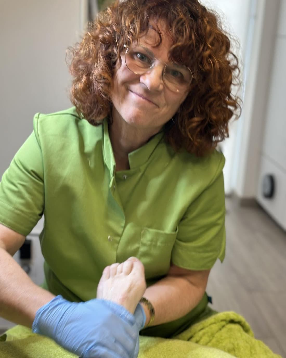 Veerle in haar praktijk tijdens een rustige behandeling